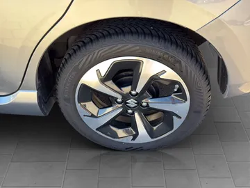 Car image 14