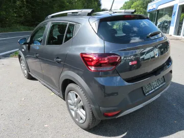 Car image 15