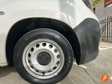 Car image 18