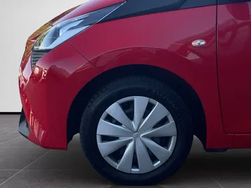 Car image 17
