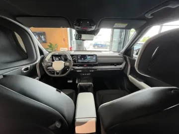 Car image 25