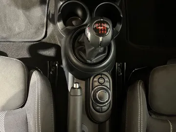 Car image 24
