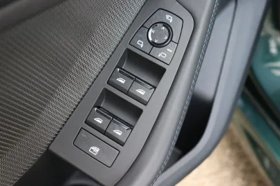 Car image 32