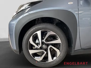 Car image 15