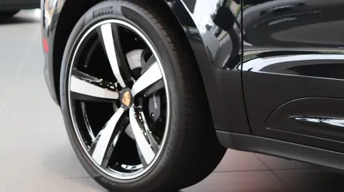 Car image 10