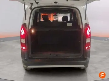 Car image 26