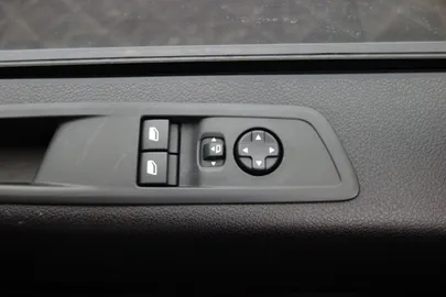 Car image 32
