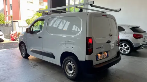 Car image 5