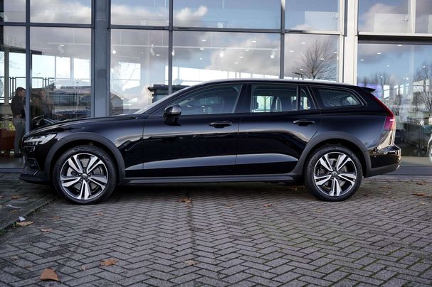 Volvo V60 Cross Country AWD B5 184 kW image number 2