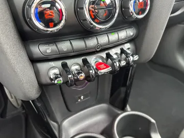 Car image 28
