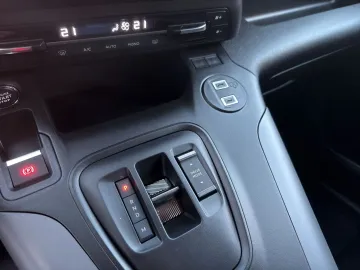 Car image 32