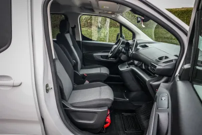 Car image 24