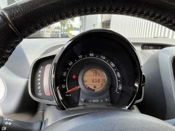 Car image 30