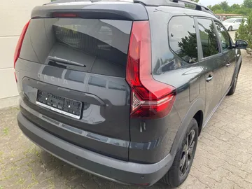 Car image 17