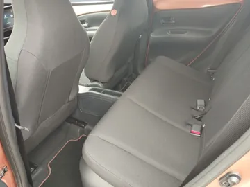 Car image 19