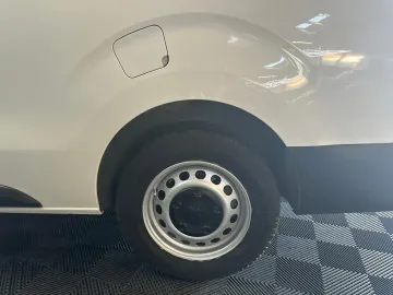 Car image 33