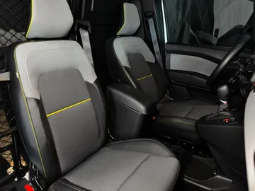 Car image 32