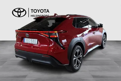 Car image 4