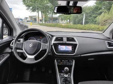 Car image 4