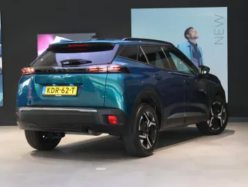 Car image 3