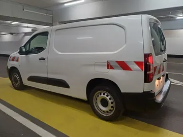 Car image 18