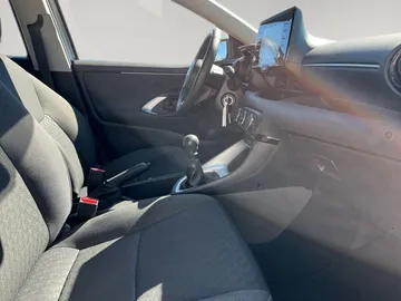 Car image 14