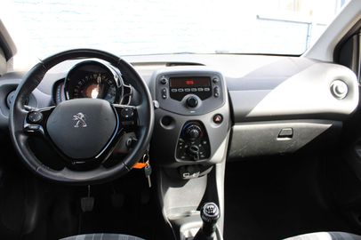 Car image 12