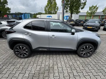 Car image 4