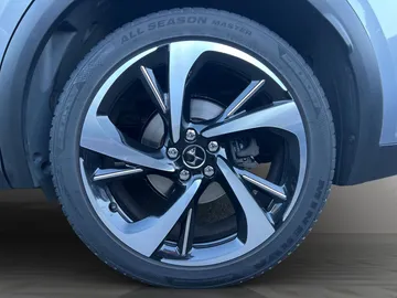 Car image 25