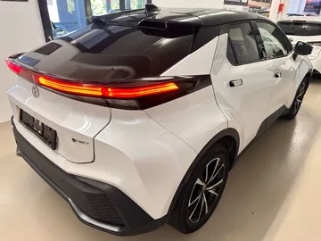 Car image 4