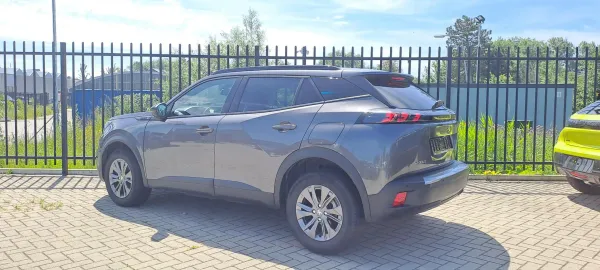 Car image 3
