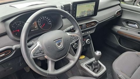 Car image 13