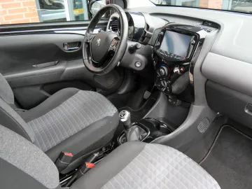 Car image 4