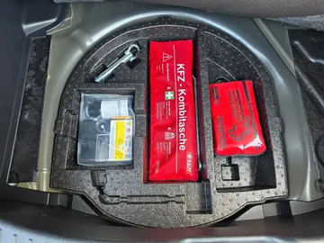 Car image 30
