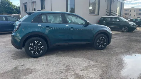 Car image 4