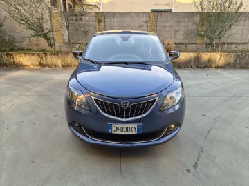 Car image 3
