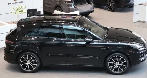 Car image 4