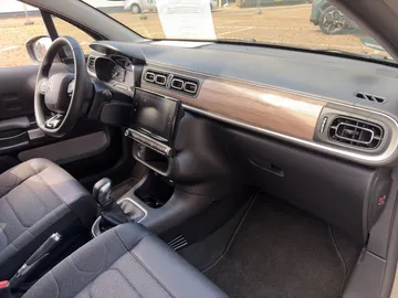 Car image 19
