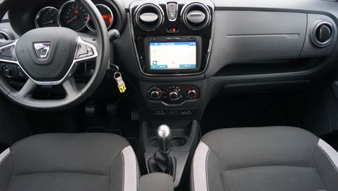 Car image 14