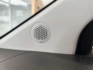 Car image 32