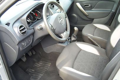 Car image 14