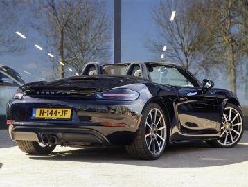 Car image 3