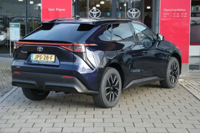 Car image 4