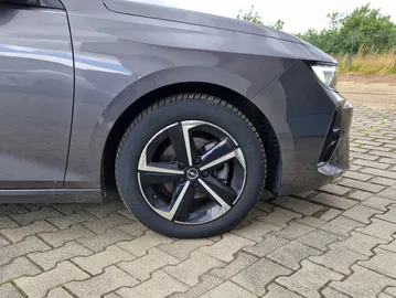 Car image 14