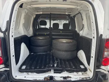 Car image 11