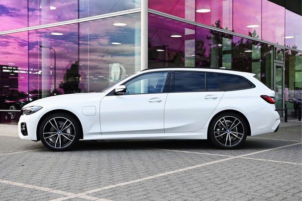 BMW 330e Touring M Sport xDrive 215 kW image number 3