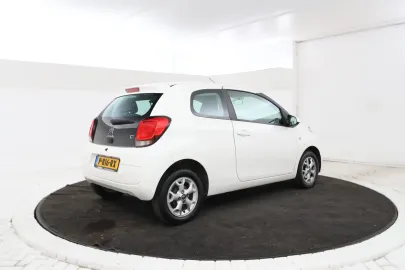 Car image 4