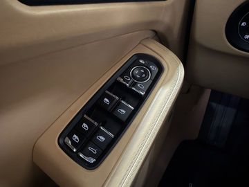 Car image 36