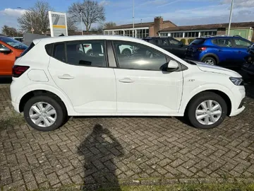 Car image 4