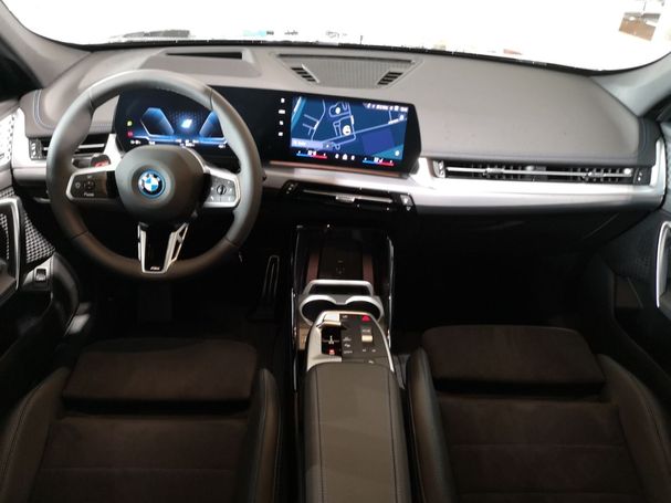 BMW iX1 eDrive M Sport 150 kW image number 17